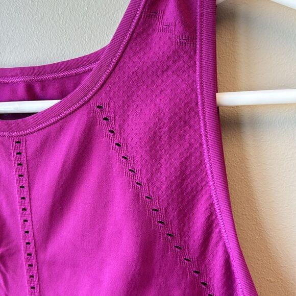 𝅺ATHLETA Foothill perforated purple maroon lightweight workout tank top XS - Picture 3 of 5